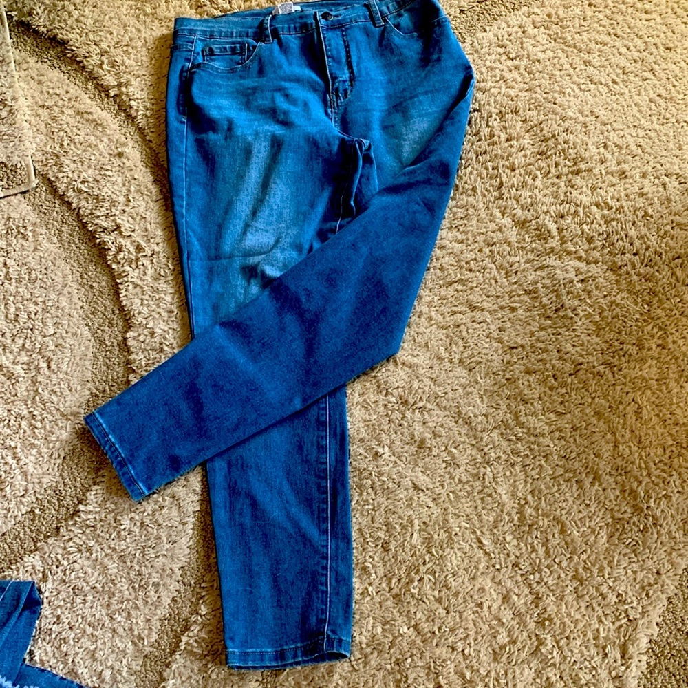 A nice pair of jeans with skinny leg. Good wearable